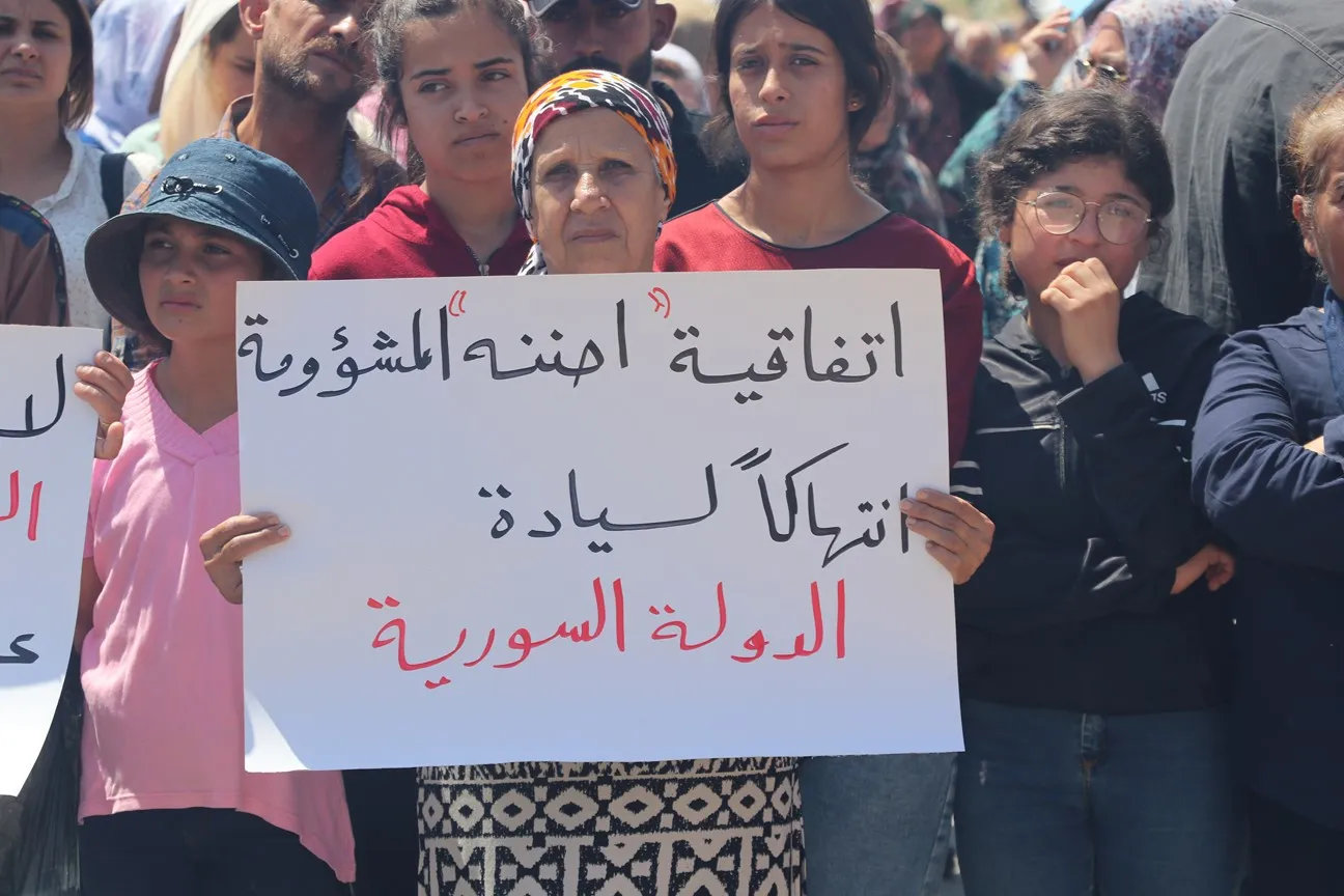 El pueblo de Al-Shahba protesta contra los ataques turcos y la complicidad de Rusia