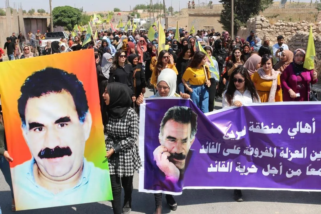La gente protesta contra la extensión del aislamiento del líder Abdullah Ocalan