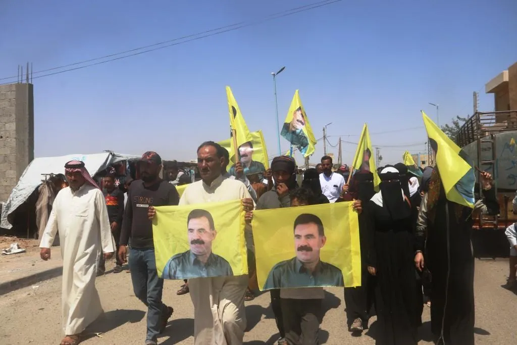 Los residentes de Deir ez-Zor exigen la libertad física del líder