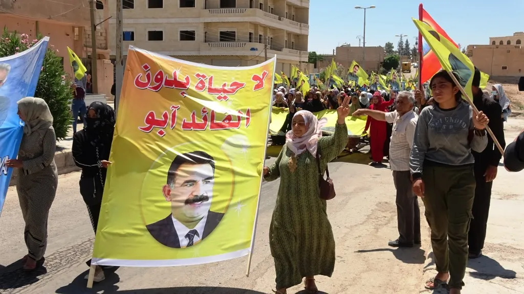 Los residentes de Ain Issa condenan las amenazas de las autoridades turcas al líder Ocalan