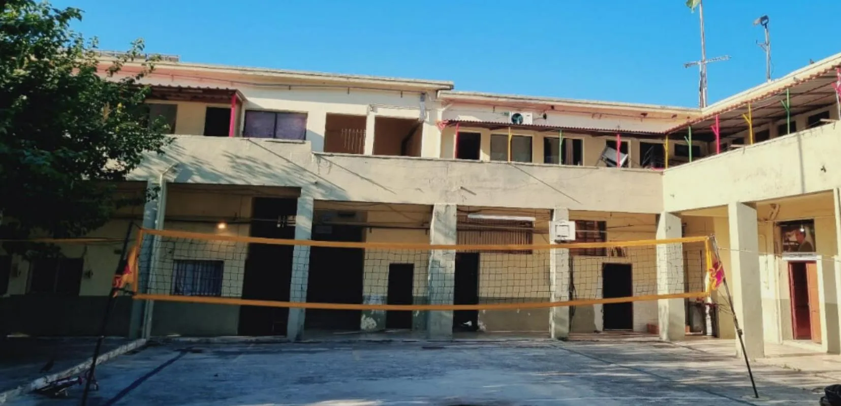 La policía griega allana campo de refugiados kurdos