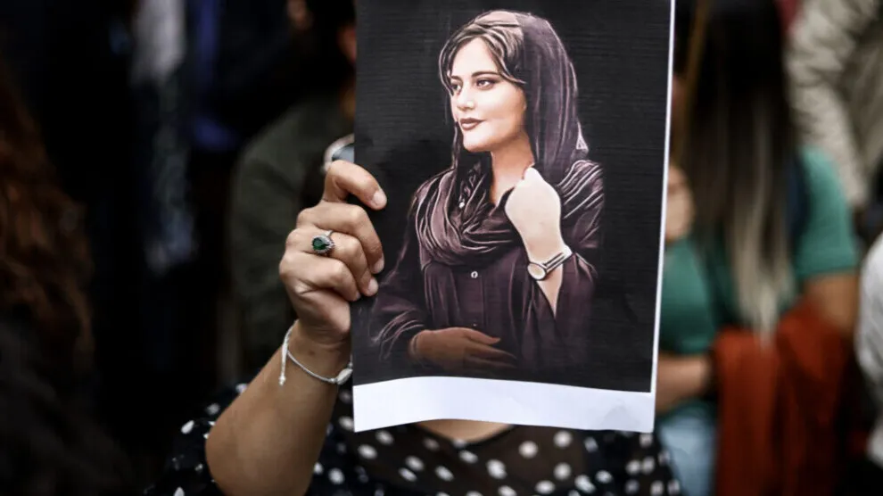 Irán inicia investigación sobre 54 abogados que apoyaron a la familia de Jîna Emînî
