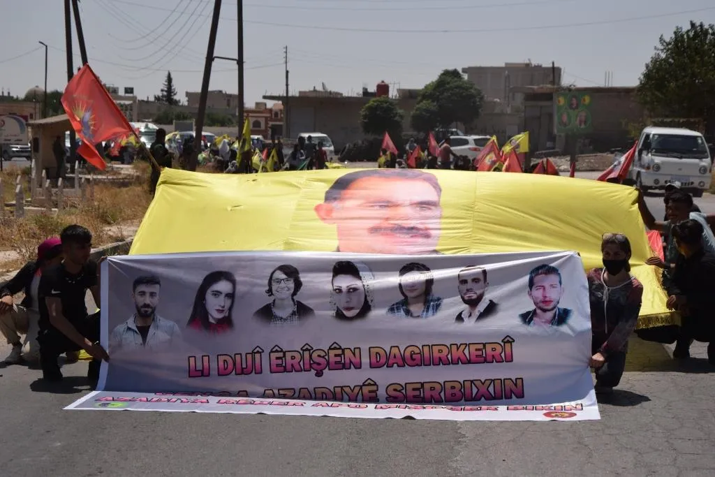 La gente de la región del Éufrates marcha 10 kilómetros contra el aislamiento y los ataques