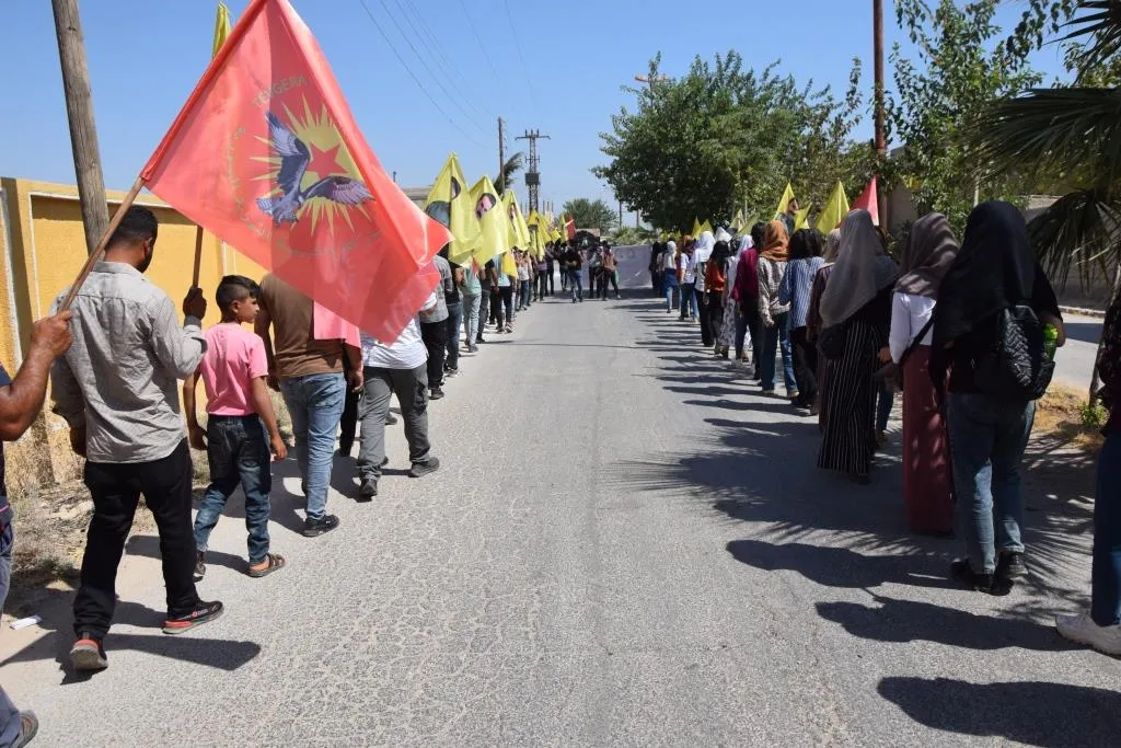 La gente de la región del Éufrates marcha 10 kilómetros contra el aislamiento y los ataques