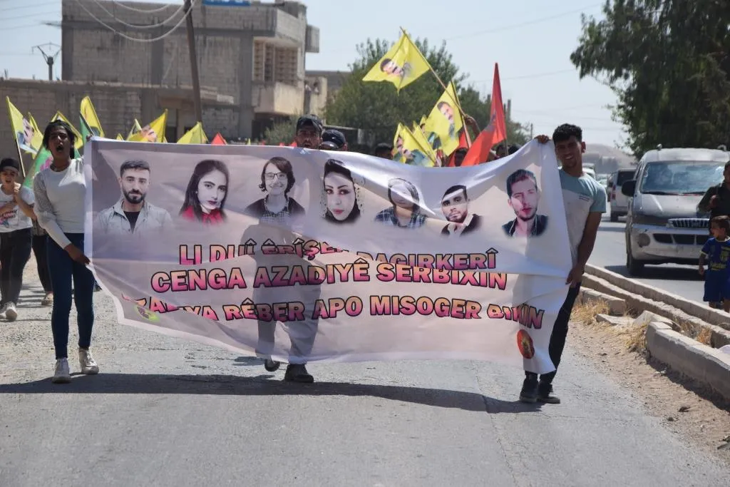La gente de la región del Éufrates marcha 10 kilómetros contra el aislamiento y los ataques
