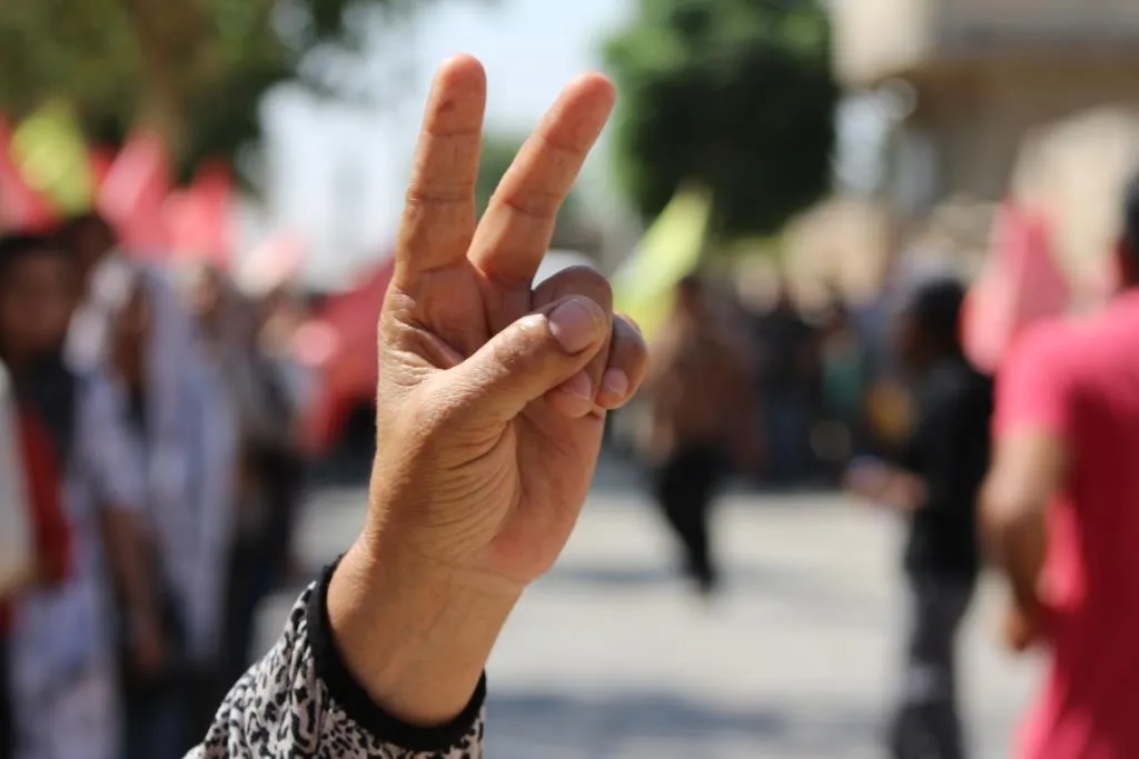 La gente de la región del Éufrates marcha 10 kilómetros contra el aislamiento y los ataques