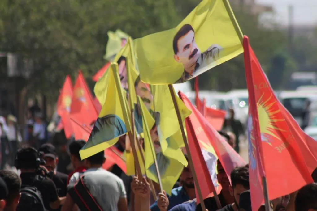 La gente de la región del Éufrates marcha 10 kilómetros contra el aislamiento y los ataques