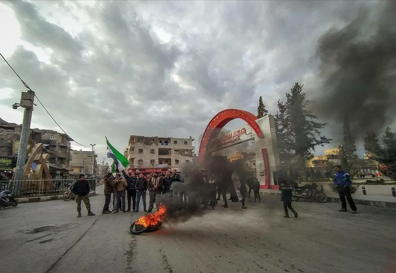 La gente protesta contra los ocupantes en Bab y Cerablus