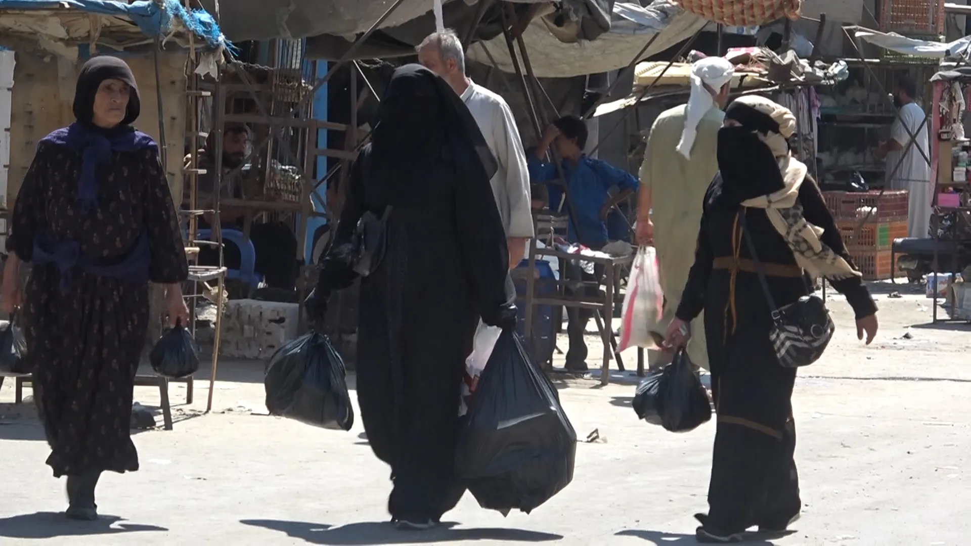 La gente expresa su alegría por el estado de seguridad en Deir ez-Zor