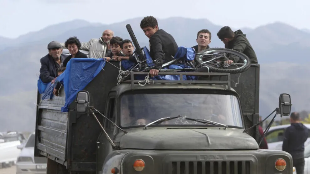 Decenas de miles de habitantes de Karabaj se ven obligados a abandonar sus hogares