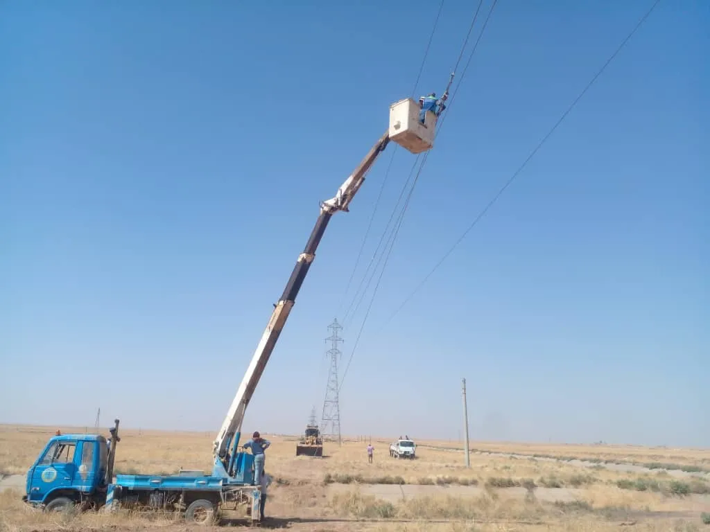 Reparan los cables eléctricos dañados por los bombardeos en Til Temir