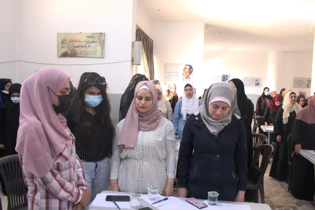 Mujeres discuten sobre derecho de familia