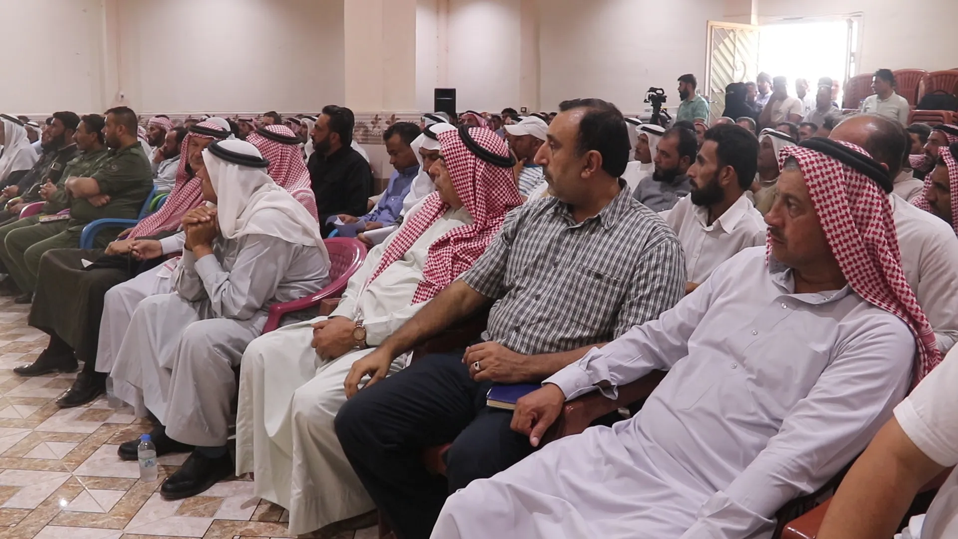 La Administración Autónoma y los residentes de Deir ez-Zor discuten la situación en la ciudad