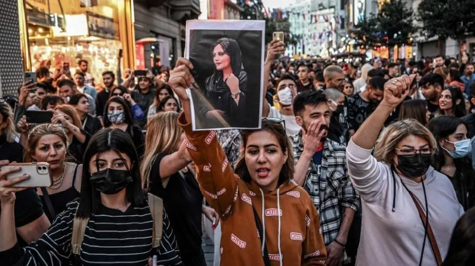 Irán aprueba nueva ley represiva contra las mujeres