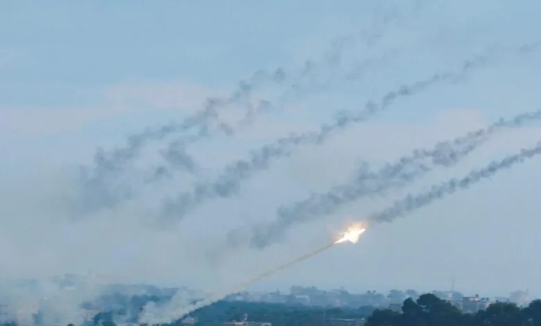 Decenas de cohetes disparados desde Gaza hacia Israel