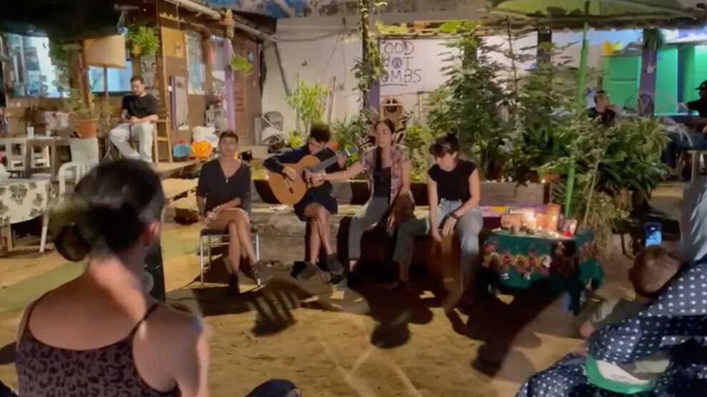 Las catalanas dedican una canción a la mártir Nagîhan Akarsel