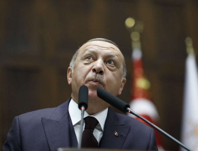 Erdogan es una persona engañosa, bombardea el NE de Siria sin parar, pide la pro...