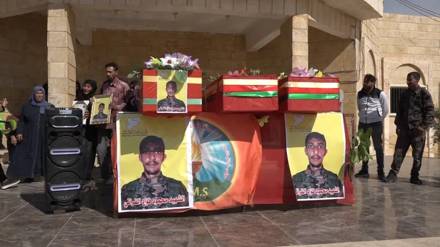 Los residentes de Deir ez-Zor entierran a tres mártires de las SDF