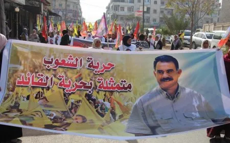 La gente de Manbij pide la libertad física del líder Ocalan