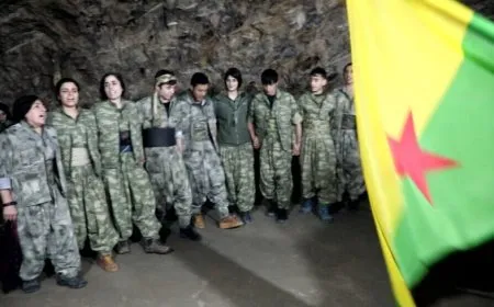 Las guerrilleros celebran el aniversario de la fundación del PKK