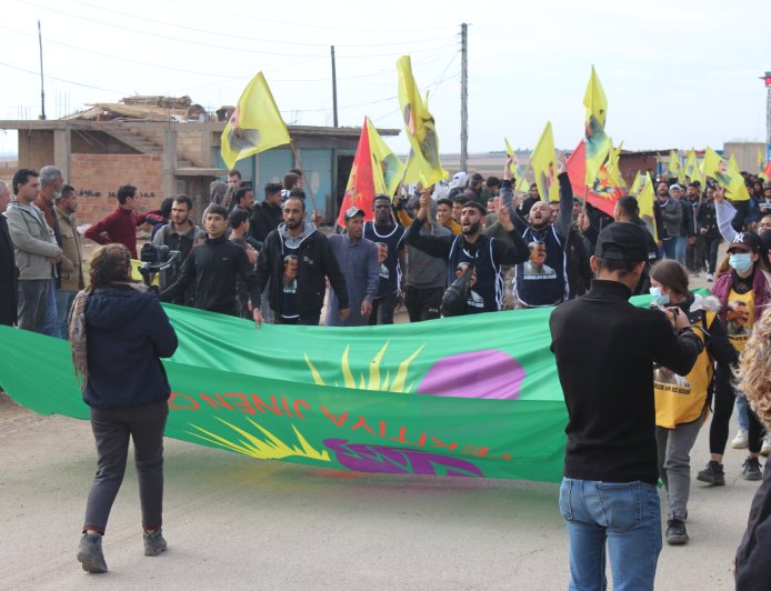 Jóvenes activistas marchan en Çilaxa