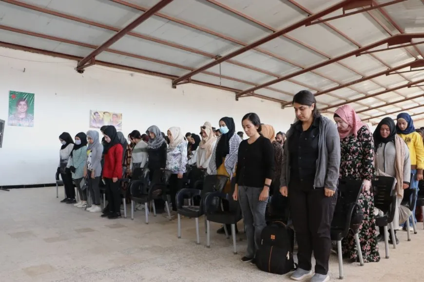 Los jóvenes estudian las ideas del líder Abdullah Ocalan