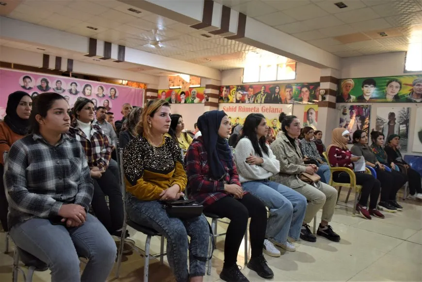 Los jóvenes estudian las ideas del líder Abdullah Ocalan