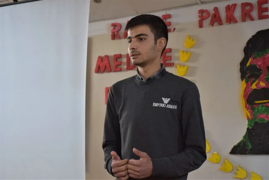 Los jóvenes estudian las ideas del líder Abdullah Ocalan