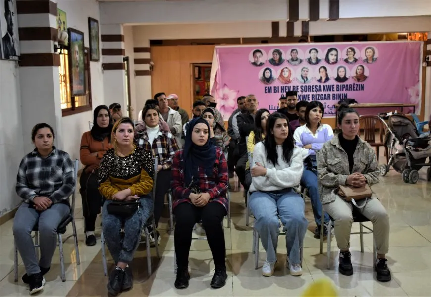 Los jóvenes estudian las ideas del líder Abdullah Ocalan