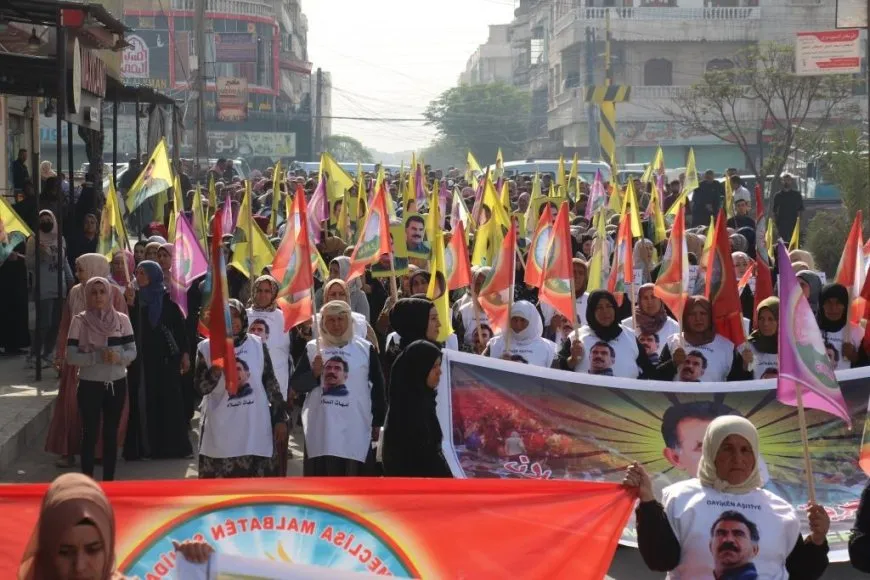 La gente de Manbij pide la libertad física del líder Ocalan