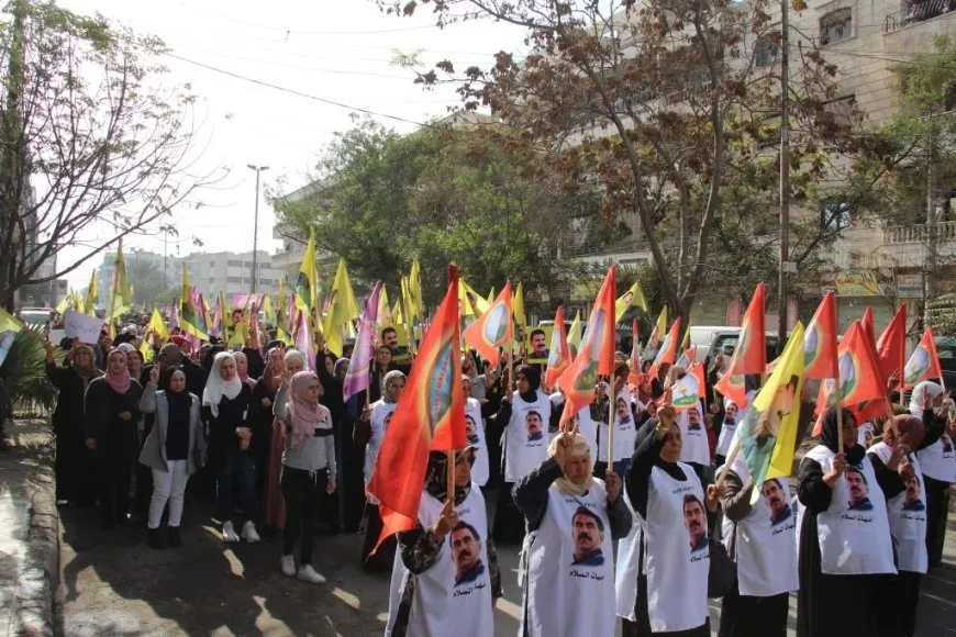 La gente de Manbij pide la libertad física del líder Ocalan