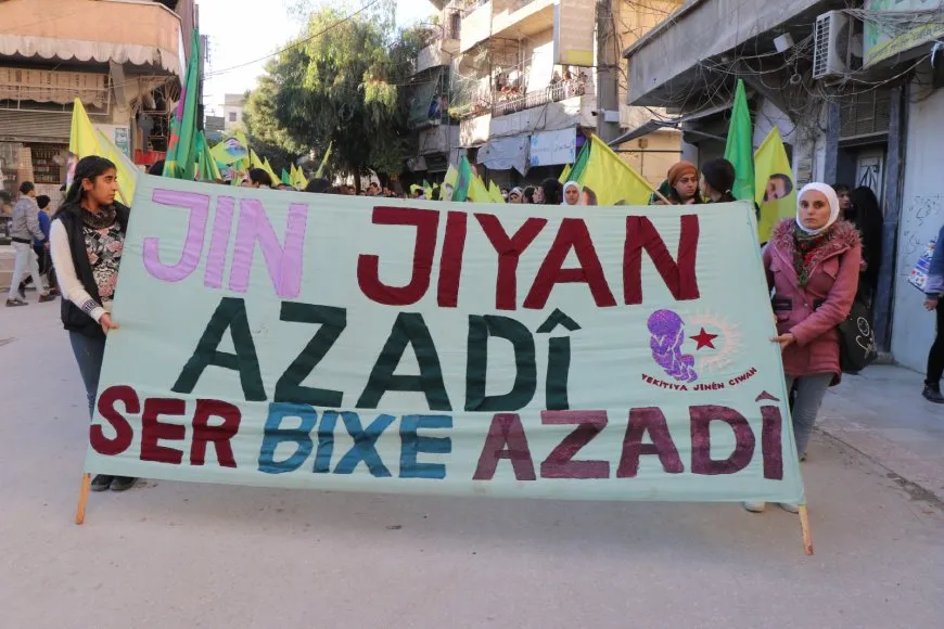 Activistas de Şêxmeqsûd: “Para erradicar la violencia contra las mujeres es necesario confiar en las ideas del líder”