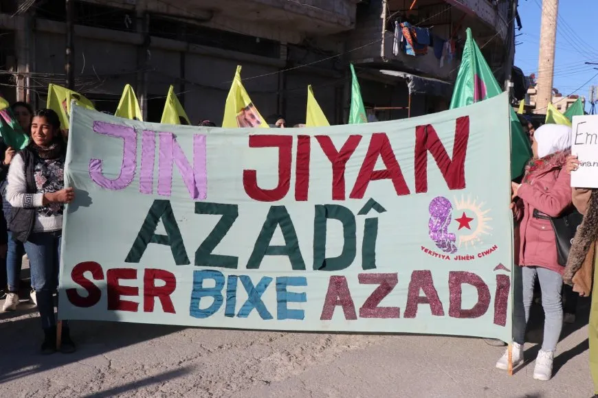 Activistas de Şêxmeqsûd: “Para erradicar la violencia contra las mujeres es necesario confiar en las ideas del líder”