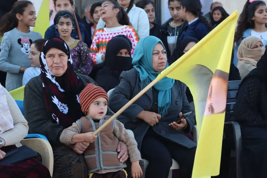 Los residentes de la ciudad de Qamishlo celebran el aniversario de la creación del PKK