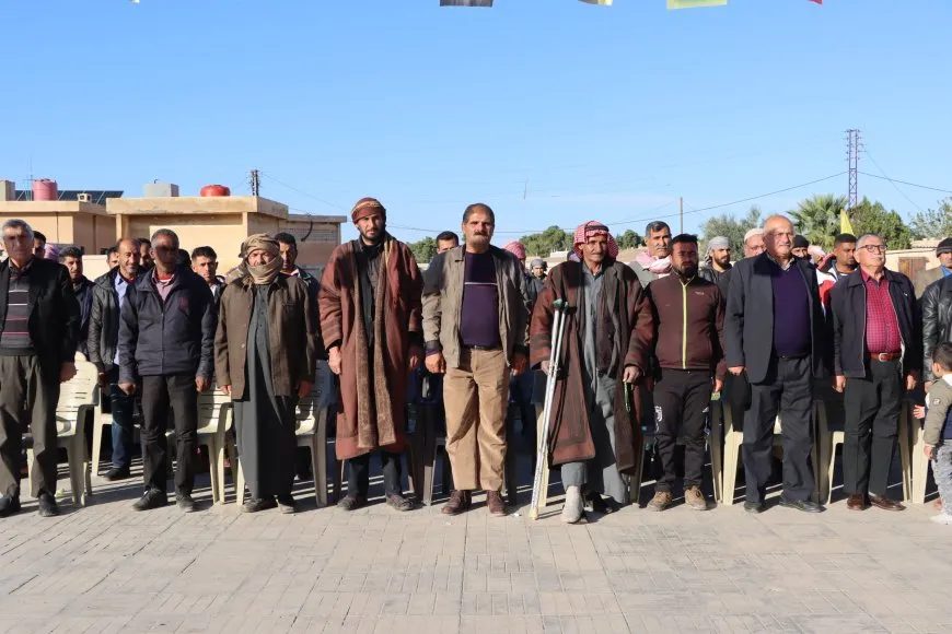 Los residentes de la ciudad de Qamishlo celebran el aniversario de la creación del PKK