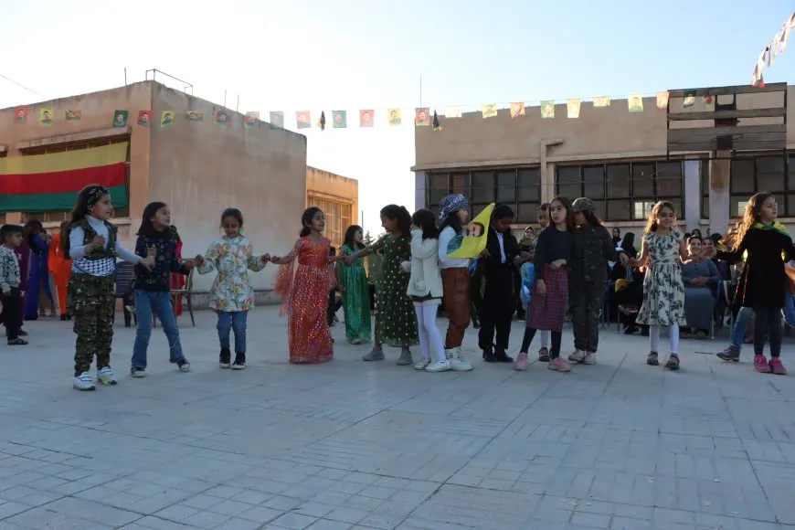 Los residentes de la ciudad de Qamishlo celebran el aniversario de la creación del PKK