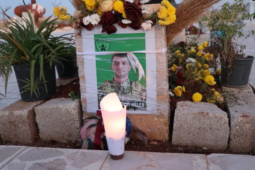 La gente enciende velas ante las tumbas de los mártires