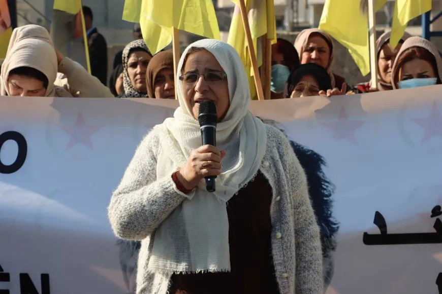 Los residentes de Qamishlo organizan una manifestación masiva en apoyo del líder Abdullah Ocalan