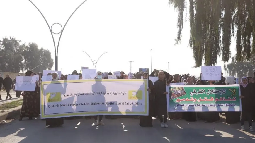 Los residentes de Raqqa protestan contra los ataques de la ocupación