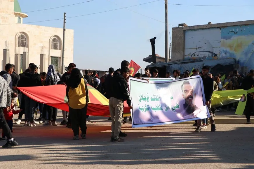 Los jóvenes de Afrin y Shahba condenan el aislamiento del líder