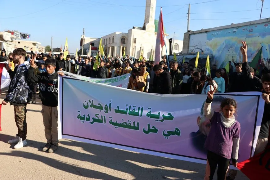 Los jóvenes de Afrin y Shahba condenan el aislamiento del líder