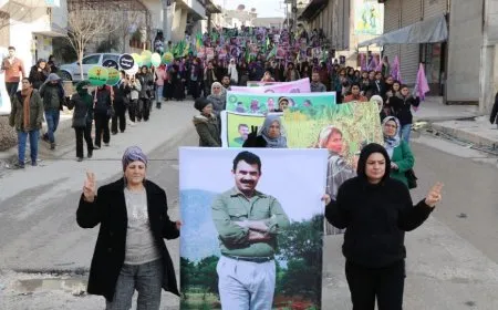 Miles de personas en Alepo y Shahba recuerdan a las mártires Sakine, Leyla y Fidan 