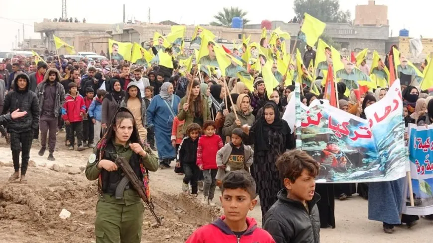 Los residentes de Ain Issa protestan contra los ataques