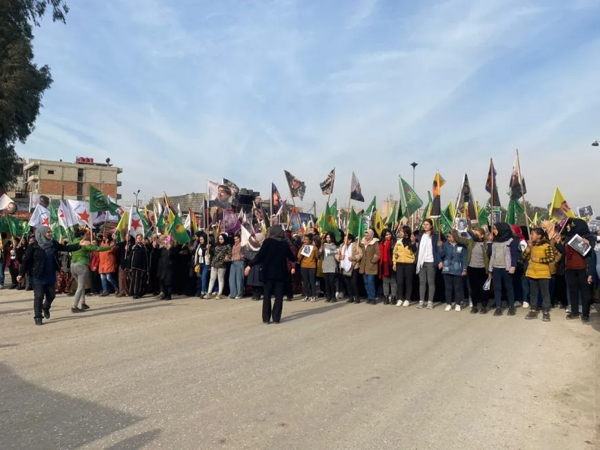 Manifestaciones en el noreste de Siria por el aniversario de las mártires de las masacres de París
