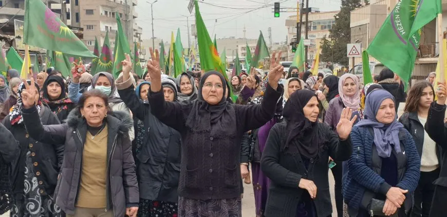 Manifestaciones en el noreste de Siria por el aniversario de las mártires de las masacres de París