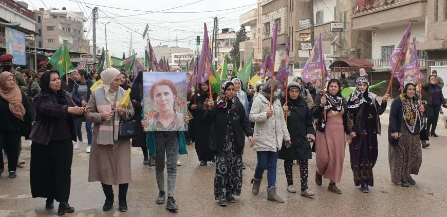 Manifestaciones en el noreste de Siria por el aniversario de las mártires de las masacres de París