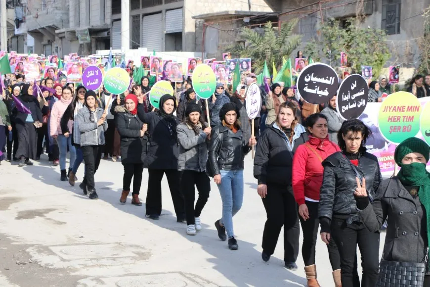 Miles de personas en Alepo y Shahba recuerdan a las mártires Sakine, Leyla y Fidan 