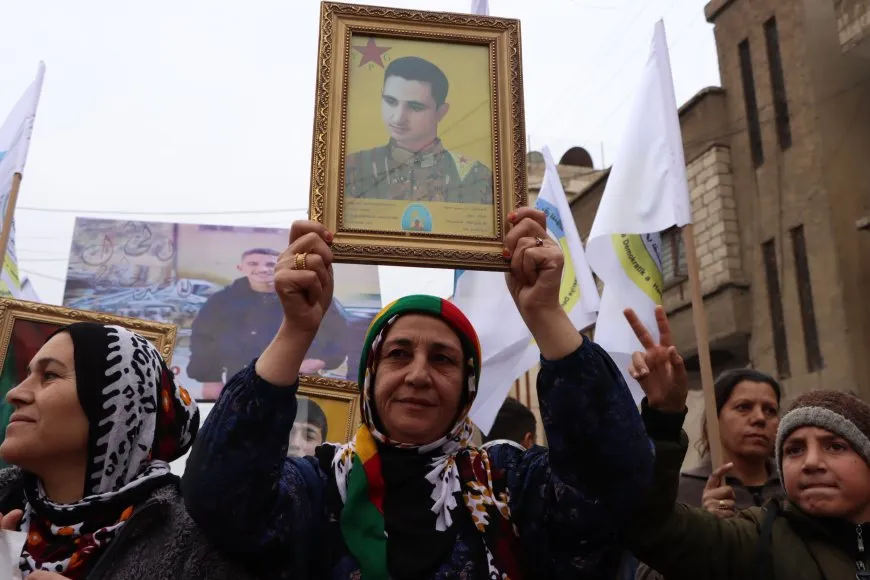 Miles se manifiestan contra los ataques turcos en Qamishlo