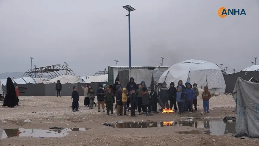 Niños del ISIS atacan a miembros de las Fuerzas de Seguridad Interna con piedras y cuchillos
