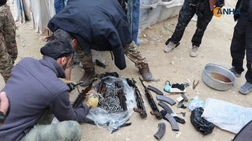 Las fuerzas de seguridad encuentran cinco nuevos AK-47 y cargadores en el campo de Al Hol